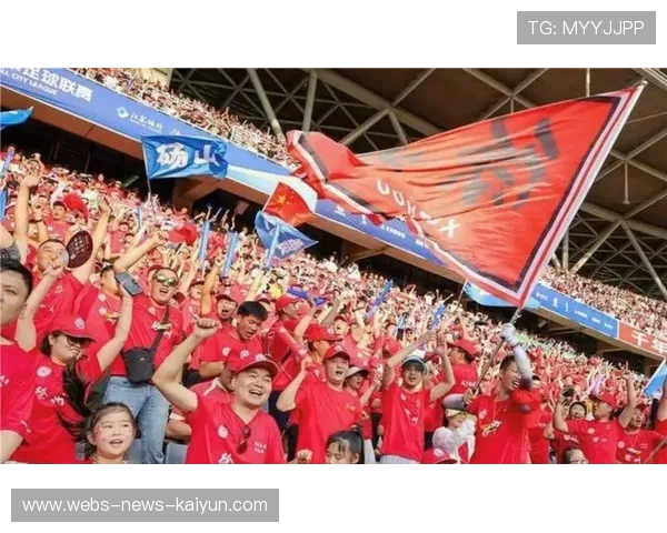 现场气氛炸裂，球迷支持热情高！，形容球迷的狂热的句子