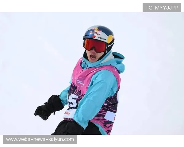 滑雪选手把雪板滑断仍冲到终点