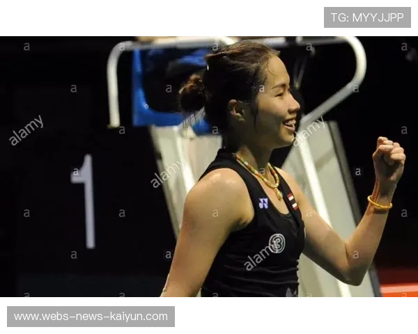 羽毛球场上的意外瞬间：滑倒撞飞队友的搞笑与启示